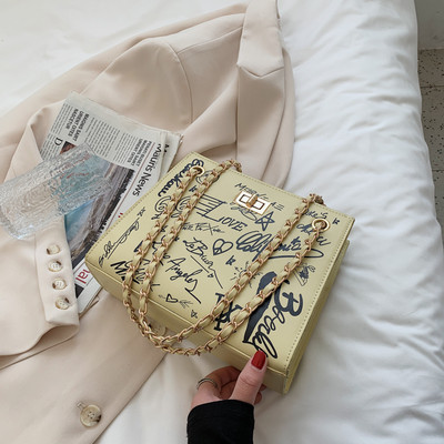 Geanta de dama din piele cu aplicatii si manere metalice