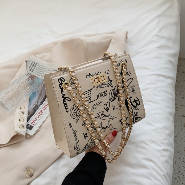 Geanta de dama din piele cu aplicatii si manere metalice