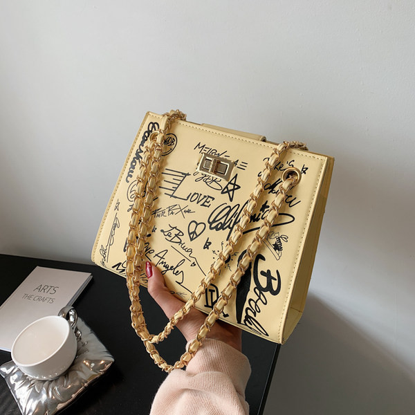 Geanta de dama din piele cu aplicatii si manere metalice