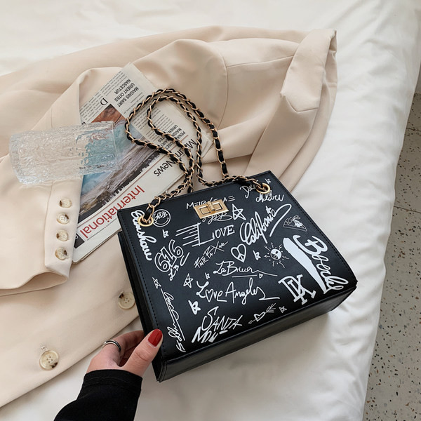 Geanta de dama din piele cu aplicatii si manere metalice