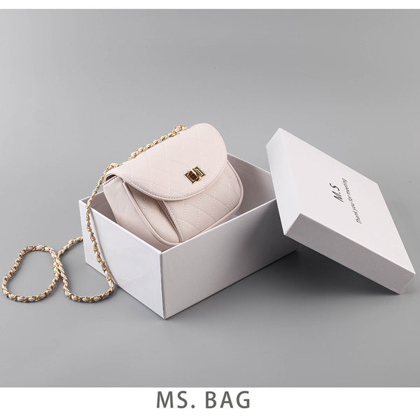 Geanta mica din piele cu lant metalic pentru femei