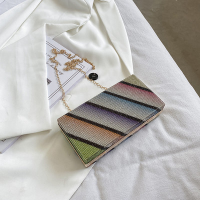 Γυναικεία πολύχρωμη τσάντα με μακριά αλυσίδα