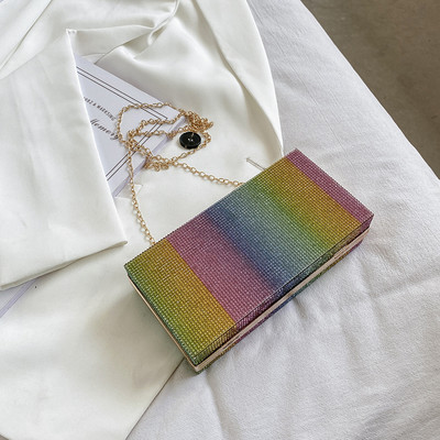 Γυναικεία πολύχρωμη τσάντα με μακριά αλυσίδα