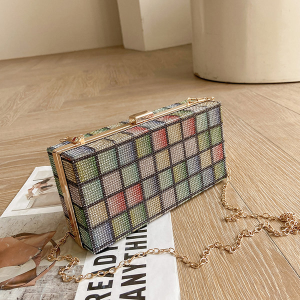 Γυναικεία πολύχρωμη τσάντα με μακριά αλυσίδα