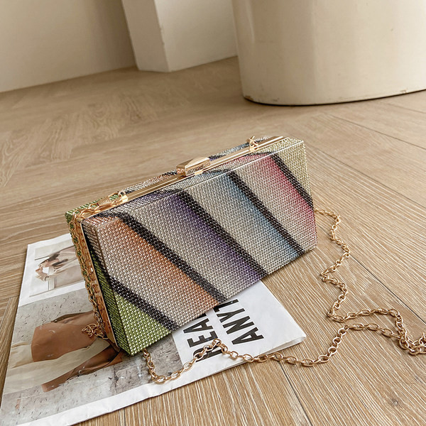 Γυναικεία πολύχρωμη τσάντα με μακριά αλυσίδα