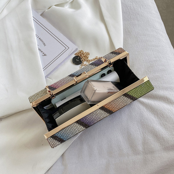 Γυναικεία πολύχρωμη τσάντα με μακριά αλυσίδα