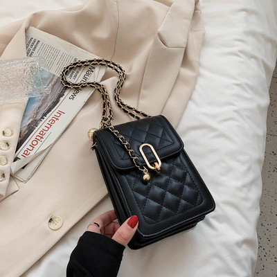 Γυναικεία μίνι τετράγωνη τσάντα με μεταλλική στερέωση