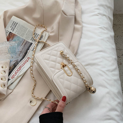 Γυναικεία μίνι τετράγωνη τσάντα με μεταλλική στερέωση