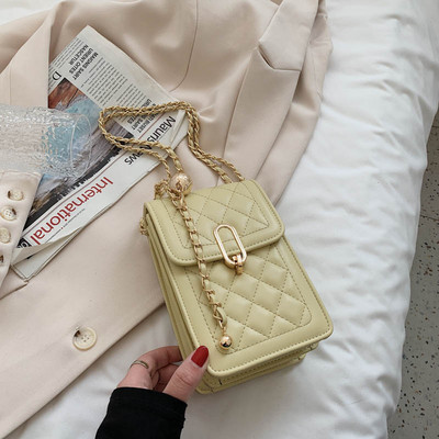 Γυναικεία μίνι τετράγωνη τσάντα με μεταλλική στερέωση