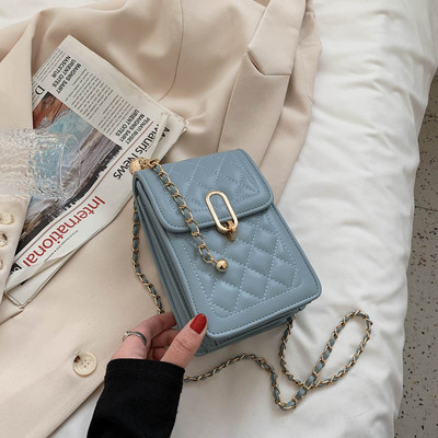 Γυναικεία μίνι τετράγωνη τσάντα με μεταλλική στερέωση