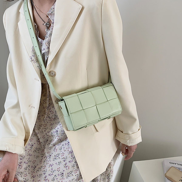 Sieviešu ādas soma ar garu rokturi dažādās krāsās