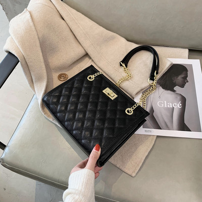 Μεγάλη καπιτονέ οικολογική δερμάτινη τσάντα με μεταλλικές λαβές