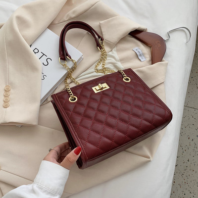 Μεγάλη καπιτονέ οικολογική δερμάτινη τσάντα με μεταλλικές λαβές