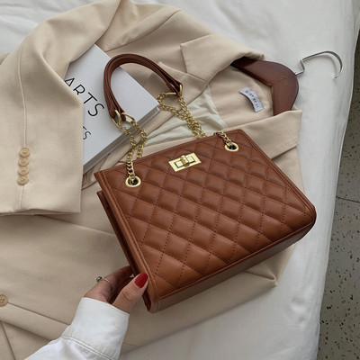 Μεγάλη καπιτονέ οικολογική δερμάτινη τσάντα με μεταλλικές λαβές