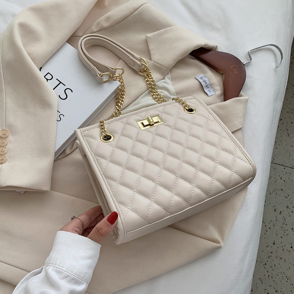 Μεγάλη καπιτονέ οικολογική δερμάτινη τσάντα με μεταλλικές λαβές