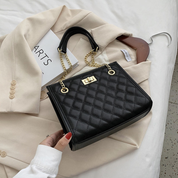 Μεγάλη καπιτονέ οικολογική δερμάτινη τσάντα με μεταλλικές λαβές