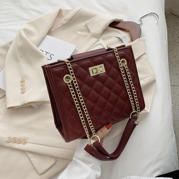 Μεγάλη καπιτονέ οικολογική δερμάτινη τσάντα με μεταλλικές λαβές