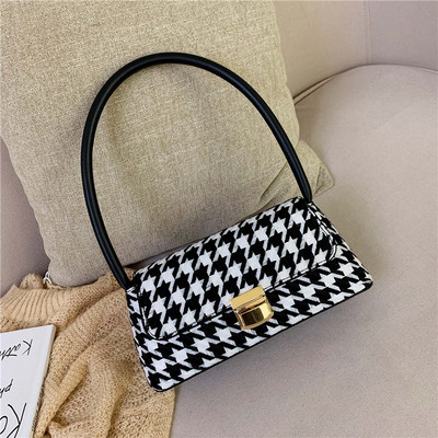 Rūtainā taisnstūra soma ar metāla aizdari