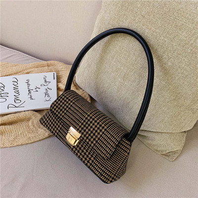 Rūtainā taisnstūra soma ar metāla aizdari