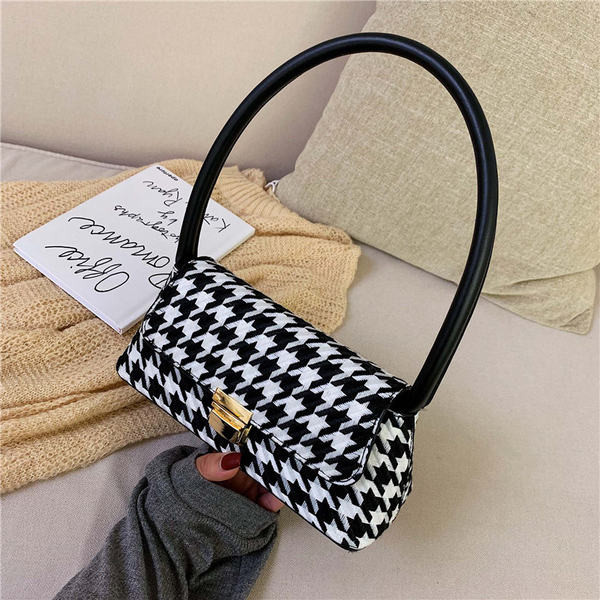 Rūtainā taisnstūra soma ar metāla aizdari