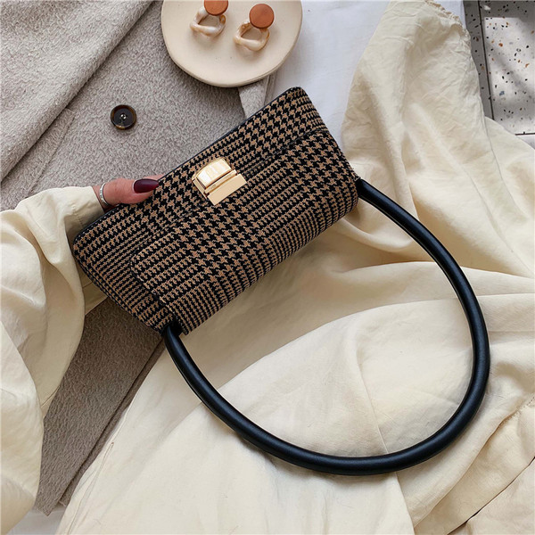 Rūtainā taisnstūra soma ar metāla aizdari