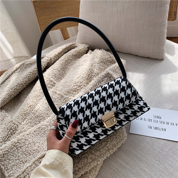 Rūtainā taisnstūra soma ar metāla aizdari