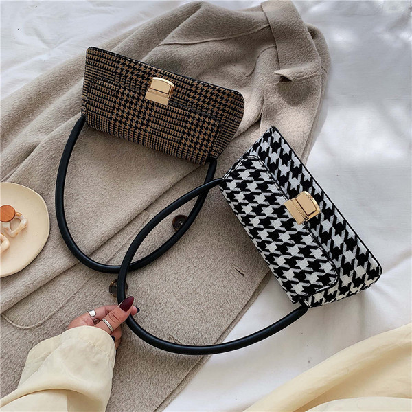 Rūtainā taisnstūra soma ar metāla aizdari