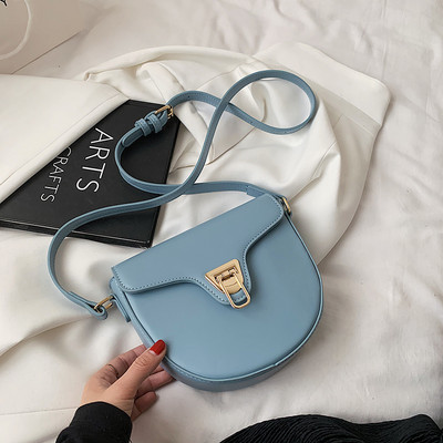 Γυναικεία τσάντα έκο δερμάτινη και μεταλλικό κούμπωμα