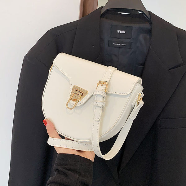 Γυναικεία τσάντα έκο δερμάτινη και μεταλλικό κούμπωμα