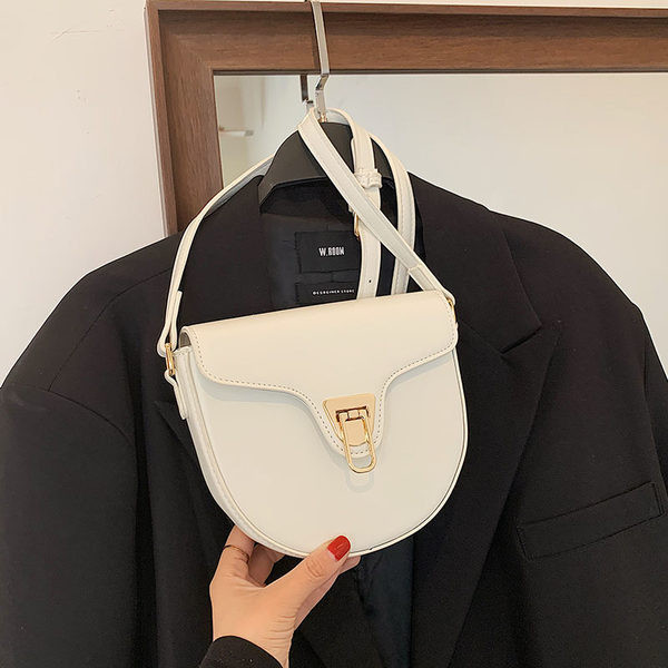 Γυναικεία τσάντα έκο δερμάτινη και μεταλλικό κούμπωμα