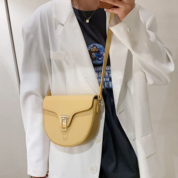 Γυναικεία τσάντα έκο δερμάτινη και μεταλλικό κούμπωμα