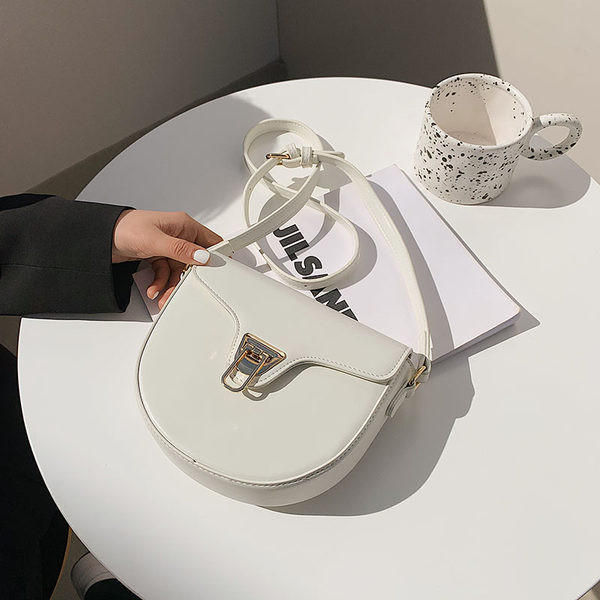 Γυναικεία τσάντα έκο δερμάτινη και μεταλλικό κούμπωμα