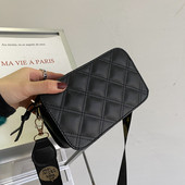 Καπιτονέ γυναικεία τσάντα με ρυθμιζόμενη υφασμάτινη λαβή