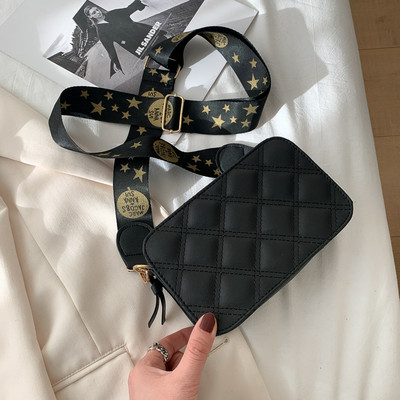 Καπιτονέ γυναικεία τσάντα με ρυθμιζόμενη υφασμάτινη λαβή