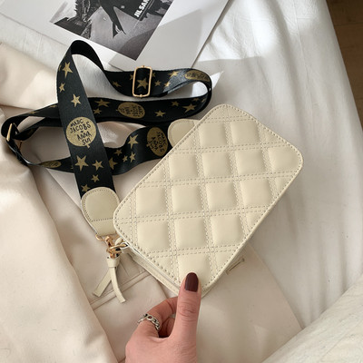 Καπιτονέ γυναικεία τσάντα με ρυθμιζόμενη υφασμάτινη λαβή