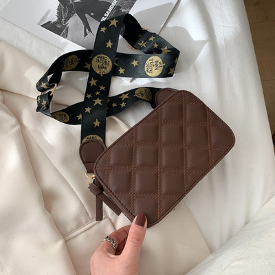 Καπιτονέ γυναικεία τσάντα με ρυθμιζόμενη υφασμάτινη λαβή