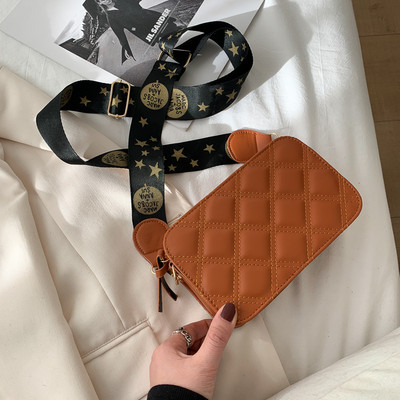 Καπιτονέ γυναικεία τσάντα με ρυθμιζόμενη υφασμάτινη λαβή