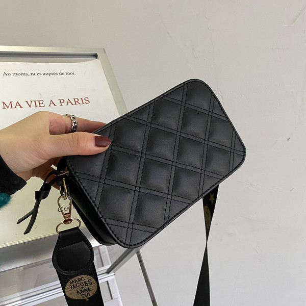 Καπιτονέ γυναικεία τσάντα με ρυθμιζόμενη υφασμάτινη λαβή