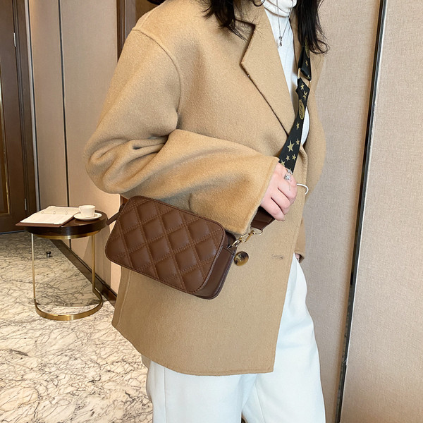 Καπιτονέ γυναικεία τσάντα με ρυθμιζόμενη υφασμάτινη λαβή