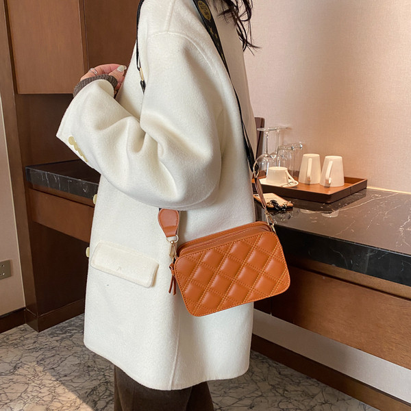 Καπιτονέ γυναικεία τσάντα με ρυθμιζόμενη υφασμάτινη λαβή