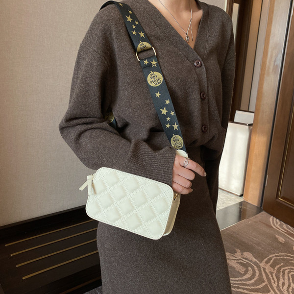 Καπιτονέ γυναικεία τσάντα με ρυθμιζόμενη υφασμάτινη λαβή