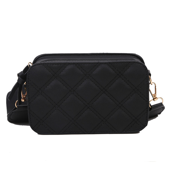 Καπιτονέ γυναικεία τσάντα με ρυθμιζόμενη υφασμάτινη λαβή