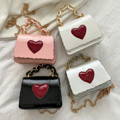 Geanta de dama din piele cu maner metalic si decor inima