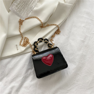 Geanta de dama din piele cu maner metalic si decor inima