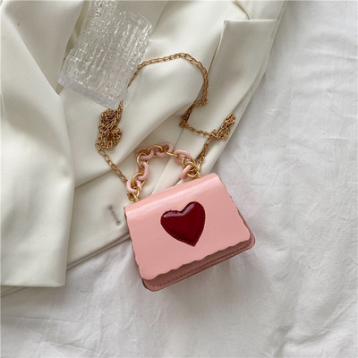 Geanta de dama din piele cu maner metalic si decor inima