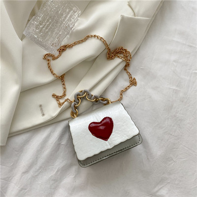 Geanta de dama din piele cu maner metalic si decor inima