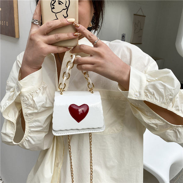 Geanta de dama din piele cu maner metalic si decor inima