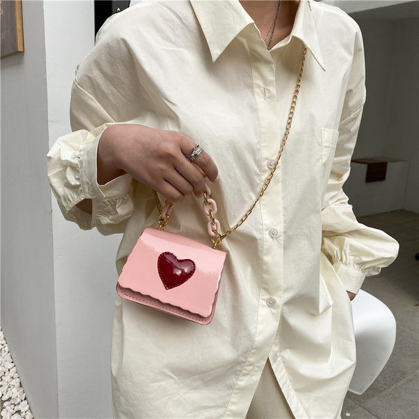 Geanta de dama din piele cu maner metalic si decor inima