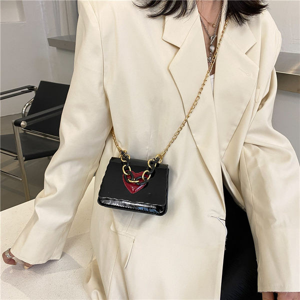 Geanta de dama din piele cu maner metalic si decor inima