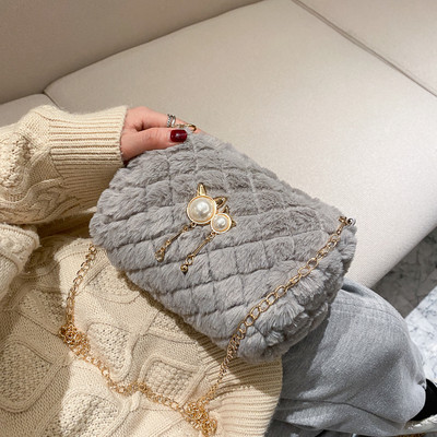 Καθημερινή γυναικεία τσάντα με μεταλλική αλυσίδα